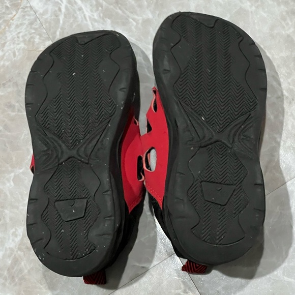 Oshkosh BGOSH Boys Sandal Shoes Red/Black Size 9M - Picture 5 of 6